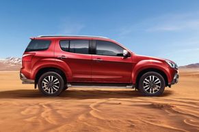 Isuzu MU-X Front Right View Image