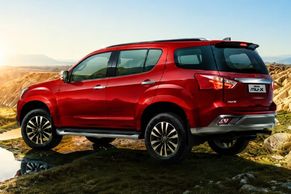 Isuzu MU-X Rear Left View Image