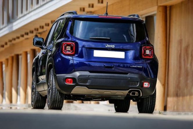 Jeep Renegade Rear Left View Image