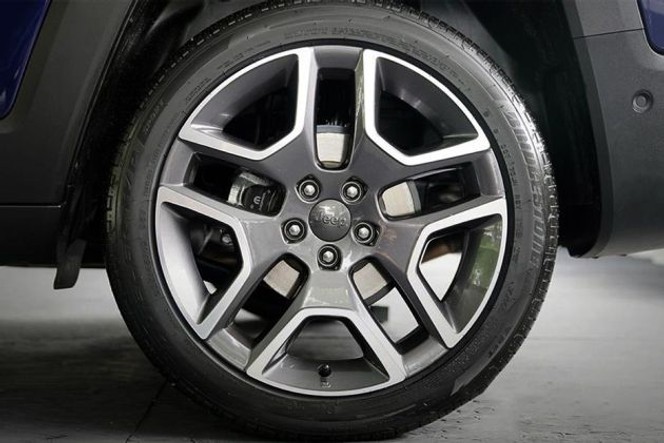 Jeep Renegade Wheel Image