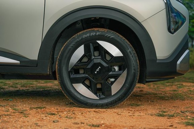 க்யா காரென்ஸ் கிளவுஸ் இவி சக்கர image