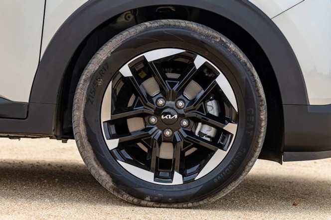 కియా కారెన్స్ క్లావిస్ వీల్ image