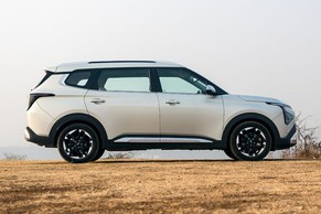 Kia Carens Clavis Front Right View Image