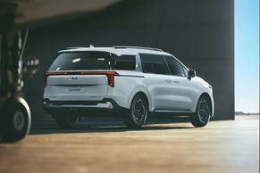 Kia Carnival Rear Right Side Image