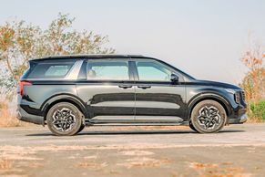 Kia Carnival Front Right View Image