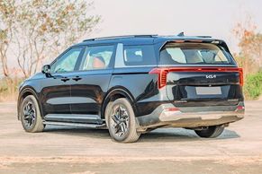 Kia Carnival Rear Left View Image
