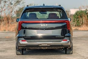 Kia Carnival Rear view Image
