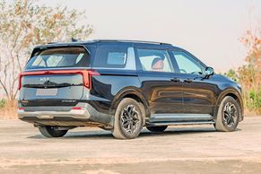 Kia Carnival Rear Right Side Image