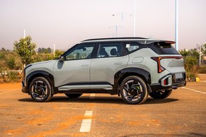 Kia Seltos Rear Left View Image