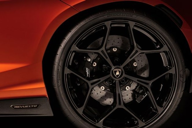 ಲ್ಯಾಂಬೋರ್ಘಿನಿ ರೆವಲ್ಟೊ ವೀಲ್ image