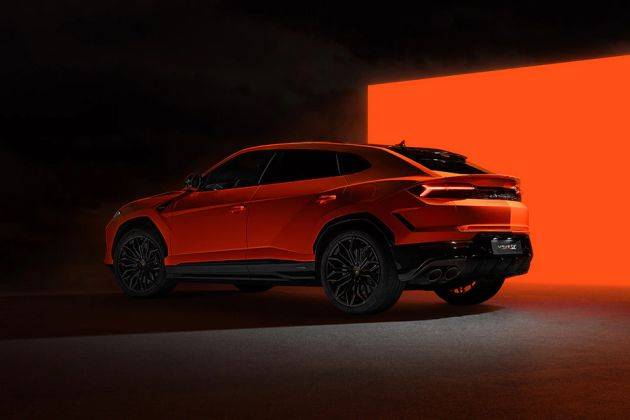 Lamborghini Urus Rear Left View Image