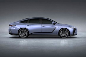 Lexus ES Front Right View Image