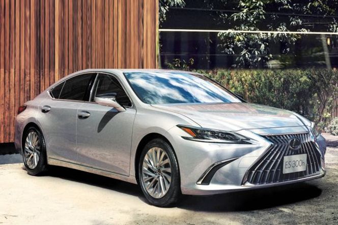 Lexus ES 2017-2026 Front Right Side View Lexus ES 2017-2026 Front Right Side View