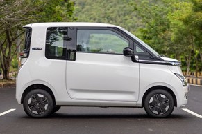 MG Comet EV Front Right View Image