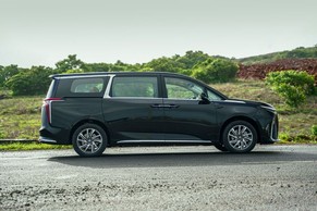 MG M9 Front Right View Image