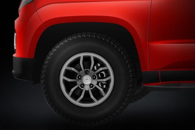 Mahindra TUV 300 2015-2019 The T8 variant of the Mahindra TUV300 comes with 15-inch alloy wheels, wrapped with 215/75 profile tyres. The T10 variant gets the same wheels, but with metallic grey finish. On the other hand, the lower T4+ and T6+ variants get steel rims, with the latter also getting full wheel caps.