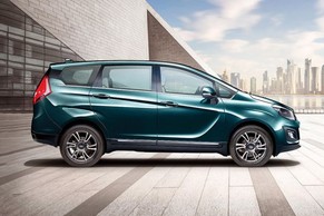 Mahindra Marazzo Side View (Right)  Image