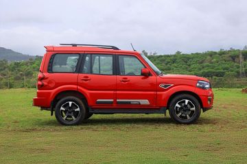 Mahindra Scorpio Front Right View Image
