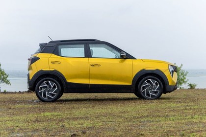 మహీంద్రా ఎక్స్యువి 3xo ముందు కుడి వీక్షణ image