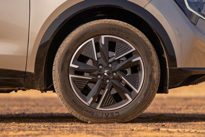 Mahindra XUV 7XO Wheel Image