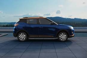Mahindra XUV400 EV Side View (Right)  Image