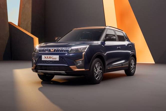 ಮಹೀಂದ್ರ XUV400 EV ಮುಂಭಾಗ left side image