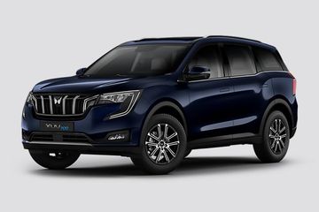 Mahindra XUV700 Front Left Side Image