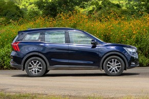 Mahindra XUV700 Front Right View Image