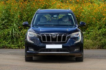 Mahindra XUV700 Front View Image