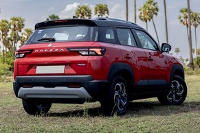 Maruti Suzuki Brezza Rear Right Side Image