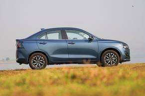 Maruti Dzire Front Right View Image