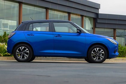 మారుతి సుజుకి స్విఫ్ట్ ముందు కుడి వీక్షణ image