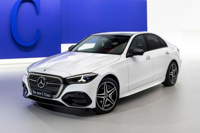 Mercedes-Benz C-Class Facelift Front Left Side Image Mercedes-Benz C-Class Facelift Front Left Side Image