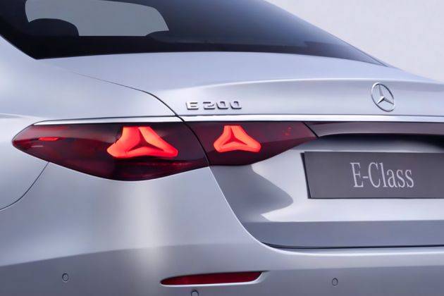 Mercedes-Benz E-Class Taillight Image