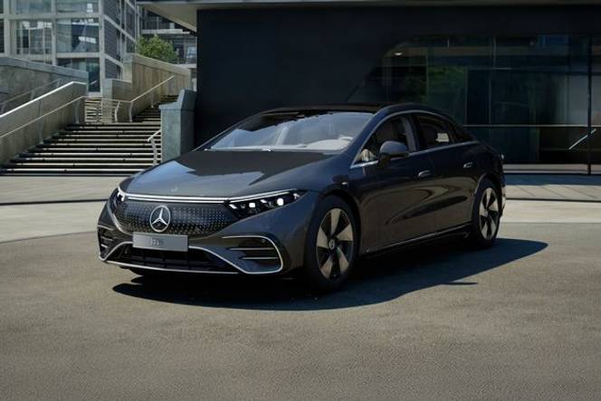 Mercedes-Benz EQS Front Left Side Image