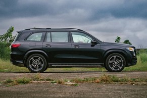 Mercedes-Benz GLS Front Right View Image