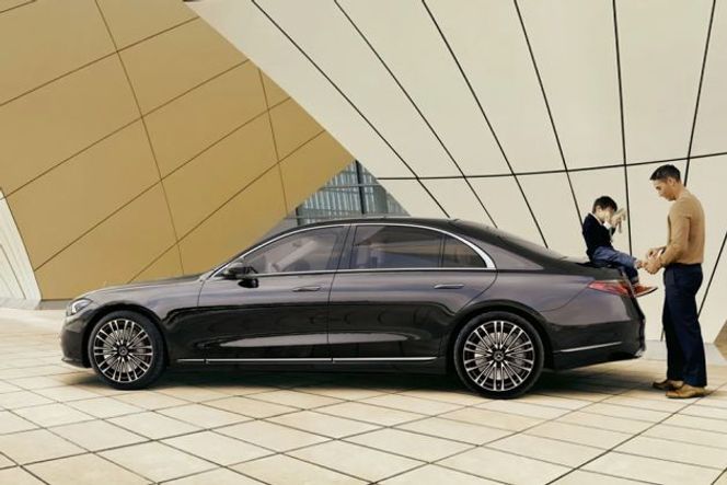 Mercedes-Benz S-Class Side View (Left)  Image