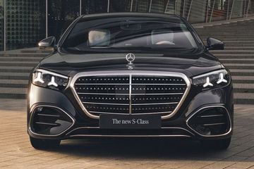 Mercedes-Benz S-Class Front View Image
