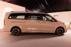 Mercedes-Benz V-Class Extra LWB Front Right View Image Mercedes-Benz V-Class Extra LWB Front Right View Image