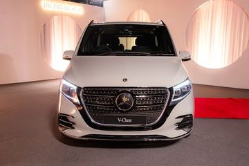 Mercedes-Benz V-Class Extra LWB Front View Image