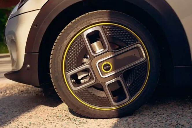 Mini Cooper SE Wheel Image Mini Cooper SE Wheel Image