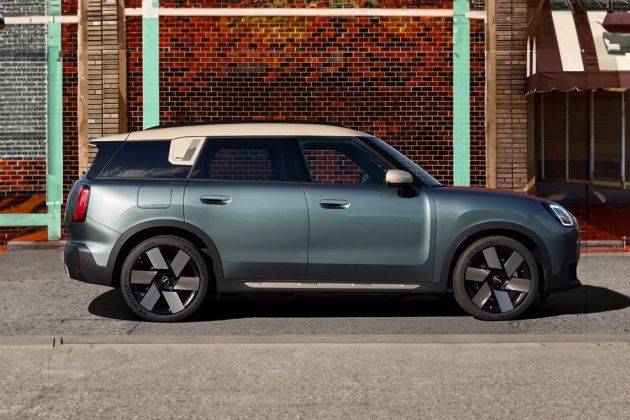 Mini Countryman Electric Side View (Right)  Image