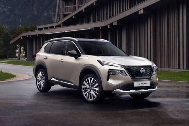 Nissan X-Trail Front Right Side View