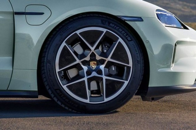 പോർഷെ ടെയ്‌കാൻ ചക്രം image