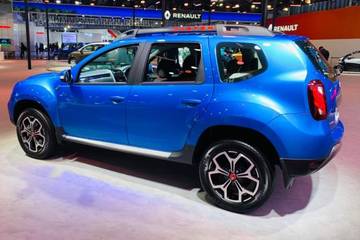 Renault Duster Turbo Rear Left View Image