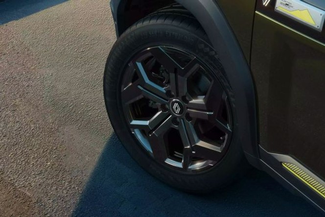 Renault Duster Wheel Image