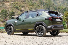 Renault Duster Rear Left View Image