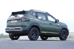 Renault Duster Rear Right Side Image