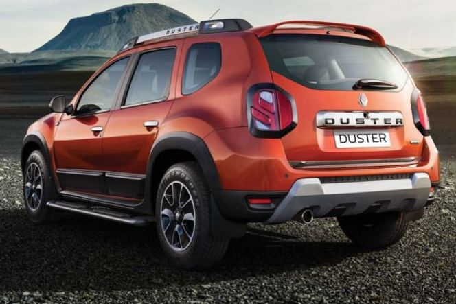 Renault Duster 2016-2019 The rear roof-mounted spoiler seen here is part of the official accessory list. Rear washer & wiper are available on the RxL, RxS and RxZ variants.