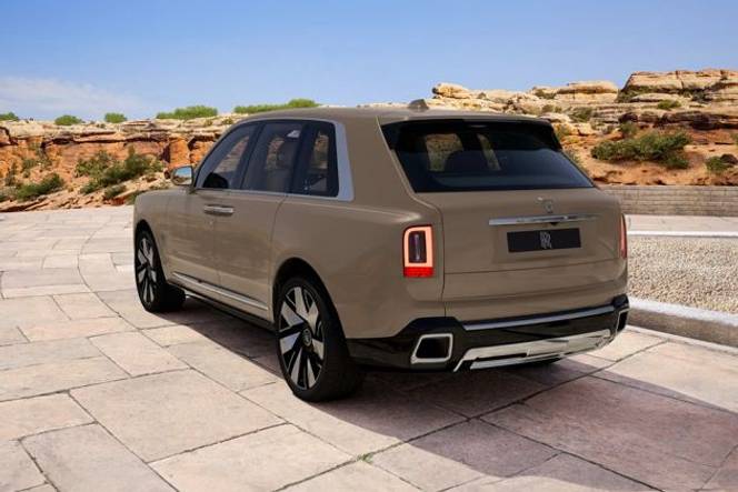 Rolls-Royce Cullinan Rear Left View Image